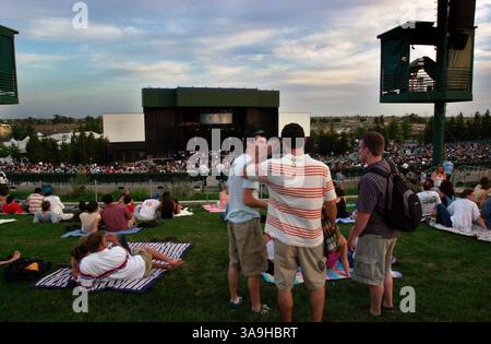 Konzertbesucher auf dem Rasen des Sleep Train Amphitheatre sehen die Eröffnungsband Eisley, während sie auf Coldplay am Mittwoch, den 28. Mai 2003, warten. Sacramento Bee/Andy Alfaro/ZUMA Press Stockfoto