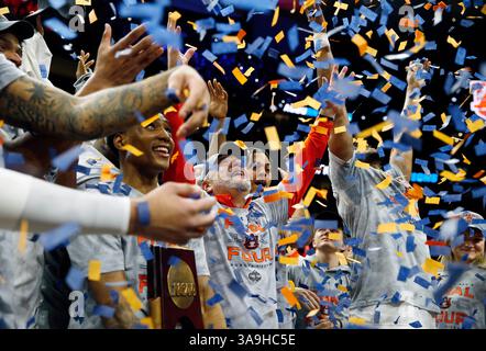 Atlanta, Usa. 30. März 2025. Auburn Head Coach Bruce Pearl feiert mit seinem Team, nachdem die Tigers Michigan State 70-64 in der Elite Acht-Runde des NCAA Männer Basketballturniers in der State Farm Arena in Atlanta, Georgia am Sonntag, den 30. März 2025 besiegt haben. Auburn spielt in den Final Four am 5. April in Florida. Foto: Mike Zarrilli/UPI. Quelle: UPI/Alamy Live News Stockfoto