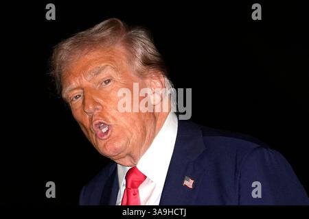 Washington, USA. 30. März 2025. US-Präsident Donald Trump geht nach seiner Rückkehr aus Florida am 30. März 2025 auf den Südrasen des Weißen Hauses in Washington. Foto: Yuri Gripas/Pool/SIPA USA Credit: SIPA USA/Alamy Live News Stockfoto