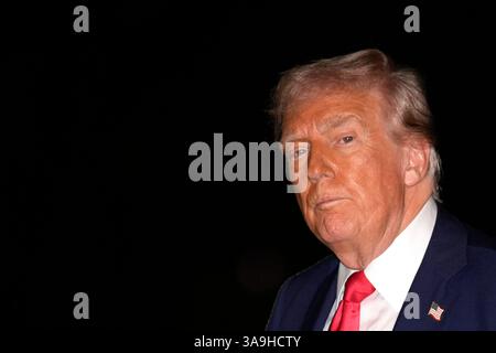 Washington, USA. 30. März 2025. US-Präsident Donald Trump geht nach seiner Rückkehr aus Florida am 30. März 2025 auf den Südrasen des Weißen Hauses in Washington. Foto: Yuri Gripas/Pool/SIPA USA Credit: SIPA USA/Alamy Live News Stockfoto