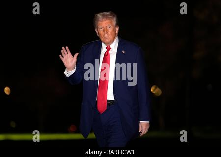 Washington, USA. 30. März 2025. US-Präsident Donald Trump winkt, als er nach seiner Rückkehr aus Florida am 30. März 2025 auf dem Südrasen des Weißen Hauses in Washington spaziert. Foto: Yuri Gripas/Pool/SIPA USA Credit: SIPA USA/Alamy Live News Stockfoto