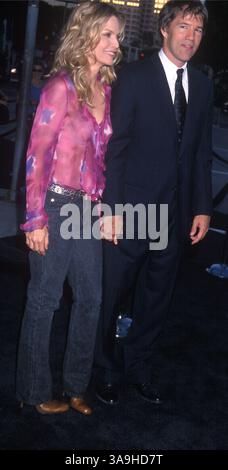 Juli 2000 - Los Angeles, CA, USA - MICHELLE PFEIFFER bei der Premiere von „What Lies Beyond“ mit David Kelly. Stockfoto