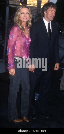 Juli 2000 - Los Angeles, CA, USA - MICHELLE PFEIFFER bei der Premiere von „What Lies Beyond“ mit David Kelly. Stockfoto
