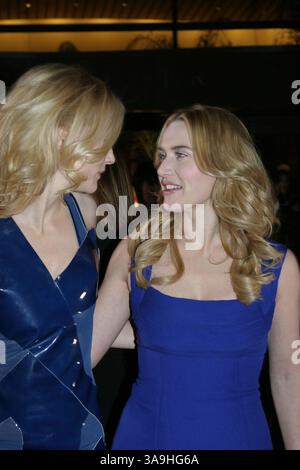 Januar 2007 - Palm Springs, CA, USA - CATE BLANCHETT und KATE WINSLET kommen bei der Präsentation der Palm Springs International Film Festival Gala Awards im Palm Springs Convention Center an. CATE BLANCHETT erhielt den „Career Achievement in Acting Award“. KATE WINSLET erhielt den „Desert Palm Achievement Award“. Stockfoto