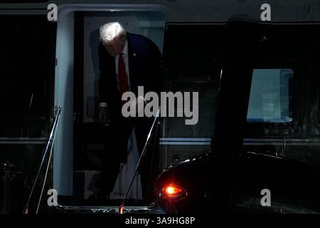 Washington, USA. 30. März 2025. US-Präsident Donald Trump verlässt nach seiner Rückkehr aus Florida am 30. März 2025 den Helikopter Marine One auf dem Südrasen des Weißen Hauses in Washington. Foto: Yuri Gripas/Pool/SIPA USA Credit: SIPA USA/Alamy Live News Stockfoto