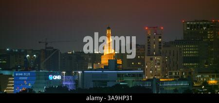 Doha, Katar - 07. Januar 2024, Panoramablick auf die Stadt, ein Park im Vordergrund, das islamische Kulturzentrum Abdulah bin Al Mahmoud ist in der erfasst Stockfoto