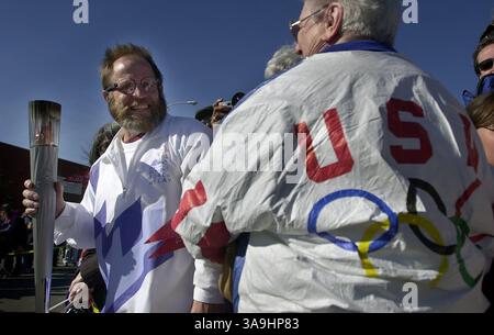Januar 2002; Richmond, CA, USA; Brian Lewis aus Richmond, der die Fackel in San Francisco trug, brachte seine Fackel am Samstag, den 19. Januar 2002, in Richmond, Kalifornien, ins vollgepackte Civic Center, um neue Läufer zu begrüßen Die Fackel kam nach Richmond, wo sie vom Cutting zum Civic Center und nach San Pablo gebracht wurde. Stockfoto