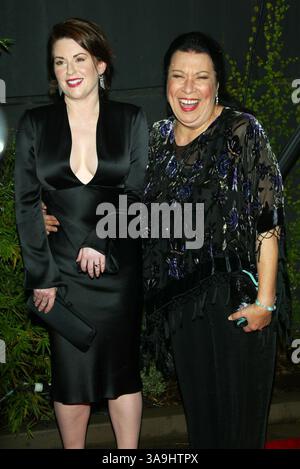 November 2002; Hollywood, Kalifornien, USA; Schauspielerin MEGAN MULLALLY und Schauspielerin SHEELEY MORRISON bei der 'will and Grace 100th Episode Party' im Falcon Restaurant. Stockfoto