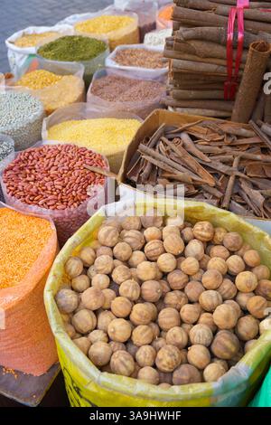 Nahaufnahme von Taschen mit verschiedenen Gewürzen, Nüssen und getrockneten Früchten auf dem Basar in Manama, Bahrain Stockfoto