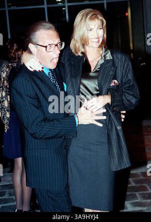 Oktober 1998; Los Angeles, CA, USA; Talkshow-Moderator LARRY KING mit einem Fan auf Larrys Buch-Signing-Party. Stockfoto