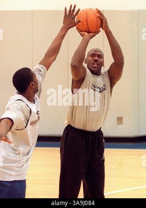 Januar 31, 2000; Wadhington, D.C., USA; Washington Wizards Miteigentümer und ehemaliger NBA-Superstar MICHAEL JORDAN, Right, übt gegen Wizard LARON PROFIT im MCI Center in Washington, DC. Stockfoto