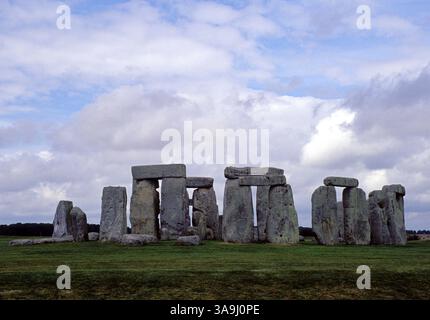 September 2002; Stonehenge, Wiltshire, Großbritannien; Stonehenge auf der Salisbury Plain in Wiltshire, Südengland, ist die wichtigste archäologische Stätte im Vereinigten Königreich. Stonehenge stammt aus der neolithischen Zeit und ist über 4.000 Jahre alt. Die Ursprünge und der Zweck von Stonehenge sind bis heute geheimnisvoll. Wahrscheinlich wurde Stonehenge aus religiösen oder astronomischen Gründen entwickelt. Stockfoto