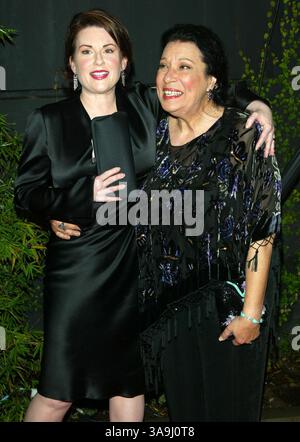 November 2002; Hollywood, Kalifornien, USA; Schauspielerin MEGAN MULLALLY und Schauspielerin SHEELEY MORRISON bei der 'will and Grace 100th Episode Party' im Falcon Restaurant. Stockfoto