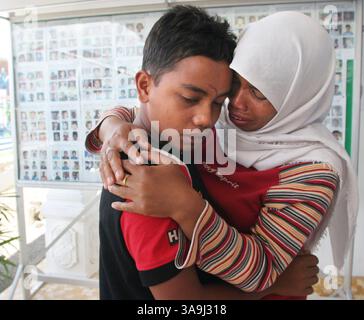 12. Januar 2005; Aceh, Indonesien; am Morgen des 26. Dezember 2004 erschütterte ein Unterwasserbeben von 9,0 auf der richterskala den Meeresboden hunderte von Meilen vor der Küste Sumatras. Innerhalb einer Stunde kam es zu einer Tragödie. Ein riesiger Tsunami, der über 180 km/h reiste, erreichte die ruhige Küstenstadt Banda Aceh in Indonesien. Der Zorn des Tsunamis erreichte Tausende von Kilometern und traf Menschen in Dutzenden von Ländern und tötete Millionen. Hilfsorganisationen, Nationen und Militärs in aller Welt haben sich an den Bemühungen beteiligt, die noch lebenden Menschen zu rehabilitieren und zu retten. Medizinische Versorgung, Lebensmittelrationen und sauber Stockfoto