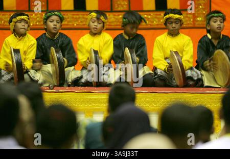 12. Januar 2005; Aceh, Indonesien; am Morgen des 26. Dezember 2004 erschütterte ein Unterwasserbeben von 9,0 auf der richterskala den Meeresboden hunderte von Meilen vor der Küste Sumatras. Innerhalb einer Stunde kam es zu einer Tragödie. Ein riesiger Tsunami, der über 180 km/h reiste, erreichte die ruhige Küstenstadt Banda Aceh in Indonesien. Der Zorn des Tsunamis erreichte Tausende von Kilometern und traf Menschen in Dutzenden von Ländern und tötete Millionen. Hilfsorganisationen, Nationen und Militärs in aller Welt haben sich an den Bemühungen beteiligt, die noch lebenden Menschen zu rehabilitieren und zu retten. Medizinische Versorgung, Lebensmittelrationen und sauber Stockfoto