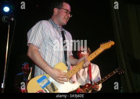 Mai 2005; New York, NY, USA; Hold Stead'y mit Sänger CRAIG FINN (Kurzarmhemd, dunkles Haar) und Leadgitarrist TAD KUBLER (Longsleeve, blond) treten in einem voll bepackten Haus im Bowery Ballroom auf. Obligatorischer Credit: Foto von Aviv Small/ZUMA Press. (©) Copyright 2005 von Aviv Small Stockfoto