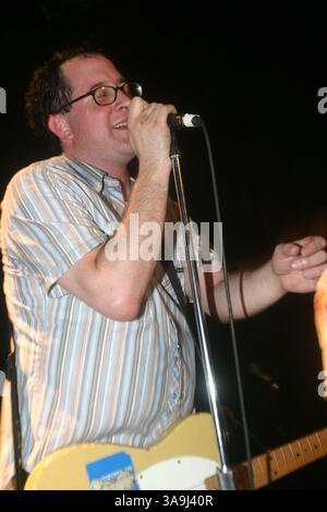 Mai 2005; New York, NY, USA; 'Hold Stead'y mit Leadsänger CRAIG FINN, der in einem voll bepackten Haus im Bowery Ballroom auftritt. Obligatorischer Credit: Foto von Aviv Small/ZUMA Press. (©) Copyright 2005 von Aviv Small Stockfoto