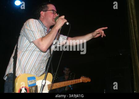 Mai 2005; New York, NY, USA; 'Hold Stead'y mit Leadsänger CRAIG FINN, der in einem voll bepackten Haus im Bowery Ballroom auftritt. Obligatorischer Credit: Foto von Aviv Small/ZUMA Press. (©) Copyright 2005 von Aviv Small Stockfoto