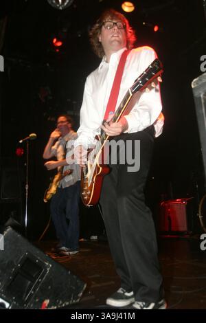 Mai 2005; New York, NY, USA; Hold Stead'y mit Sänger CRAIG FINN (Kurzarmhemd, dunkles Haar) und Leadgitarrist TAD KUBLER (Longsleeve, blond) treten in einem voll bepackten Haus im Bowery Ballroom auf. Obligatorischer Credit: Foto von Aviv Small/ZUMA Press. (©) Copyright 2005 von Aviv Small Stockfoto