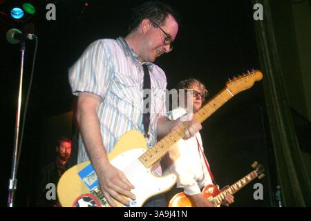 Mai 2005; New York, NY, USA; Hold Stead'y mit Sänger CRAIG FINN (Kurzarmhemd, dunkles Haar) und Leadgitarrist TAD KUBLER (Longsleeve, blond) treten in einem voll bepackten Haus im Bowery Ballroom auf. Obligatorischer Credit: Foto von Aviv Small/ZUMA Press. (©) Copyright 2005 von Aviv Small Stockfoto