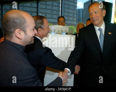 Mai 2005; Manhattan, New York, USA; Architekt CRAIG DYKERS schüttelt Gouverneur Pataki die Hand. Gouverneur George Pataki und Bürgermeister Michael Bloomberg enthüllen auf einer Pressekonferenz das Design des World Trade Center Cultural Center. Das Kulturzentrum wird das International Freedom Center und das Zeichenzentrum beherbergen und wurde von Craig Dykers und Kjetil Thorsen vom norwegischen Architekturbüro Snohetta entworfen. Obligatorischer Ausweis: Foto von Bryan Smith/ZUMA Press. (©) Copyright 2005 von Bryan Smith Stockfoto