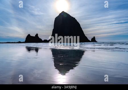 Der legendäre Haystack Rock an der Küste von Oregon am Cannon Beach, OR Stockfoto