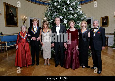 Dezember 2005; Washington, DC, USA; Präsident GEORGE W. BUSH und LAURA BUSH posieren mit den Kennedy Center Honorees von links nach rechts, Schauspielerin JULIE HARRIS, Schauspieler ROBERT REDFORD, Sängerin TINA TURNER, Balletttänzerin SUZANNE FARRELL und Sänger TONY BENNETT am Sonntag, 4. Dezember 2005, während des Empfangs im Blauen Raum des Weißen Hauses. Obligatorische Angabe: Foto von Eric Draper/das Weiße Haus/ZUMA Press. (©) Copyright 2005 vom Weißen Haus Stockfoto