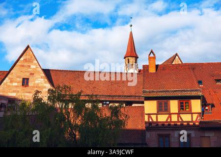 Die charmante Nürnberger Altstadt mit Fliesendächern und einer Mischung aus Stein- und Fachwerkbauten, die einen Sinn für Geschichte wecken. Bewölkter Himmel dient als Bild Stockfoto