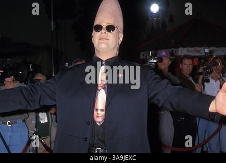 Mai 1993; Los Angeles, CA, USA; Schauspieler DAN AYKROYD verkleidet als Konehead bei der „Coneheads“-Filmpremiere. Stockfoto