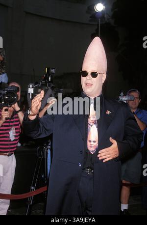Mai 1993; Los Angeles, CA, USA; Schauspieler DAN AYKROYD verkleidet als Konehead bei der „Coneheads“-Filmpremiere. Stockfoto