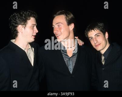 März 2000; Los Angeles, CA, USA; JASON BIGGS bei der Vanity Fair Post-Oscar Party im Mortons mit Eddie Kaye Thomas und Chris Klein. Stockfoto