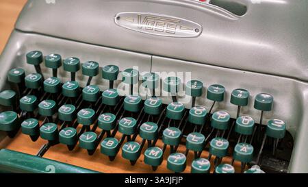 Nahaufnahme einer alten Voss Brand Schreibmaschine aus dem Zweiten Weltkrieg. Stockfoto
