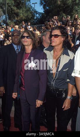 August 2001; Universal City, CA, USA; im Bild: die Musiker STEVEN TYLER und JOE PERRY von AEROSMITH bei den Teen Choice Awards 2001. Mitglieder von Aerosmith sind STEVEN TYLER (Leadsänger), JOE PERRY (Gitarre und Gesang), TOM HAMILTON (Bass), JOEY KRAMER (Schlagzeuger) und RICK DUFAY (Rhythmusgitarre). Stockfoto