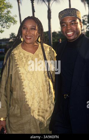 Juli 1994; Los Angeles, CA, USA; LEVAR BURTON beim Star Trek: the Next Generation - letzte Folge mit seiner Frau. Stockfoto