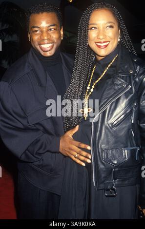August 1994; Los Angeles, CA, USA; LEVAR BURTON bei der Party 1994 für Star Trek: the Next Generation mit seiner Frau. Stockfoto