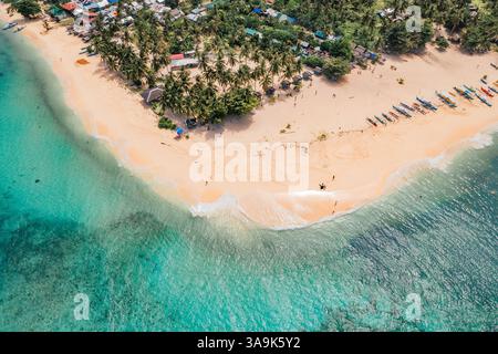 Atemberaubende Aussicht auf Daku Island, Siargao – Ein tropisches Paradies mit weißen Sandstränden, kristallklarem Wasser und üppigem Grün, das eine Perfe bietet Stockfoto