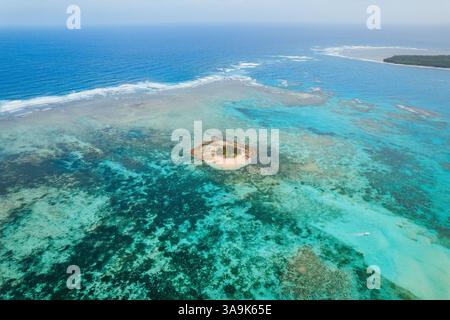 Blick aus der Vogelperspektive auf Guyam Island, Siargao – Eine winzige, wunderschöne Insel, umgeben von kristallklarem Wasser, weißen Sandstränden und üppigen Palmen Stockfoto