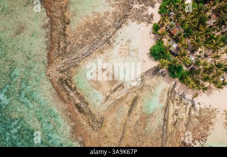 Blick aus der Vogelperspektive auf Guyam Island, Siargao – Eine winzige, wunderschöne Insel, umgeben von kristallklarem Wasser, weißen Sandstränden und üppigen Palmen Stockfoto