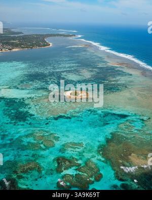 Blick aus der Vogelperspektive auf Guyam Island, Siargao – Eine winzige, wunderschöne Insel, umgeben von kristallklarem Wasser, weißen Sandstränden und üppigen Palmen Stockfoto