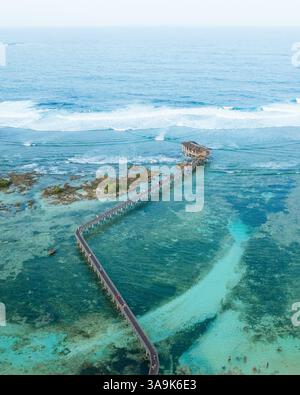 Atemberaubende Aussicht auf Cloud 9 Beach in Siargao aus der Vogelperspektive – Eine atemberaubende Strecke aus weißem Sand, türkisfarbenem Wasser und eine malerische Holzpromenade über dem Ozean Stockfoto