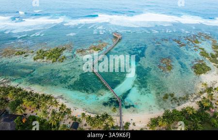 Atemberaubende Aussicht auf Cloud 9 Beach in Siargao aus der Vogelperspektive – Eine atemberaubende Strecke aus weißem Sand, türkisfarbenem Wasser und eine malerische Holzpromenade über dem Ozean Stockfoto