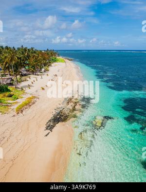 Atemberaubende Aussicht auf die unberührten Strände von Siargao – türkisfarbenes Wasser, weißer Sand und üppige Palmen schaffen das ultimative tropische Paradies! Stockfoto