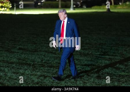 Washington, USA. 30. März 2025. US-Präsident Donald Trump geht auf dem South Lawn nach seiner Rückkehr ins Weiße Haus in Washington, DC, USA, am 30. März 2025. Trump sagte am Sonntag, er könne "Sekundärzölle" auf russisches Öl verhängen, wenn er der Ansicht ist, dass Russland schuld daran ist, dass es keinen Waffenstillstand mit der Ukraine erreicht hat. Quelle: Hu Yousong/Xinhua/Alamy Live News Stockfoto