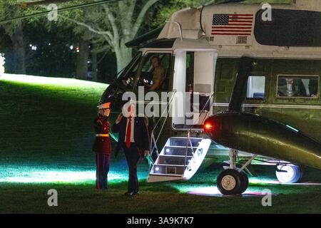 Washington, USA. 30. März 2025. US-Präsident Donald Trump geht auf dem South Lawn nach seiner Rückkehr ins Weiße Haus in Washington, DC, USA, am 30. März 2025. Trump sagte am Sonntag, er könne "Sekundärzölle" auf russisches Öl verhängen, wenn er der Ansicht ist, dass Russland schuld daran ist, dass es keinen Waffenstillstand mit der Ukraine erreicht hat. Quelle: Hu Yousong/Xinhua/Alamy Live News Stockfoto