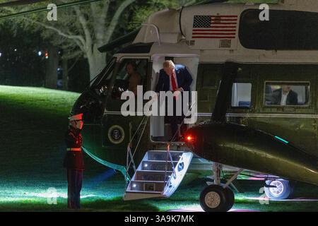 Washington, USA. 30. März 2025. US-Präsident Donald Trump verlässt Marine One bei seiner Ankunft auf dem Südrasen des Weißen Hauses in Washington, DC, USA, am 30. März 2025. Trump sagte am Sonntag, er könne "Sekundärzölle" auf russisches Öl verhängen, wenn er der Ansicht ist, dass Russland schuld daran ist, dass es keinen Waffenstillstand mit der Ukraine erreicht hat. Quelle: Hu Yousong/Xinhua/Alamy Live News Stockfoto
