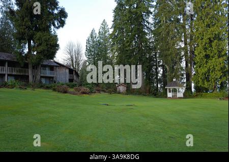Sehenswürdigkeiten rund um den Lake Quinault im Olympic National Park, WA - einschließlich der Quinault Lodge, die vom FDR besucht wurde, und der weltgrößten Sitka-Fichte Stockfoto