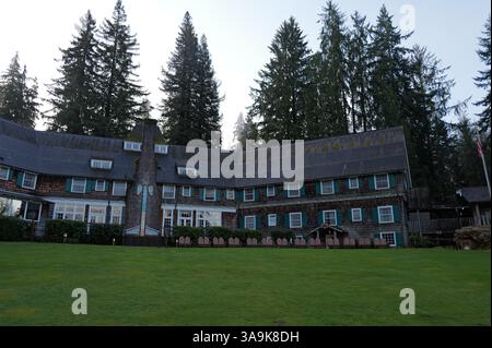 Sehenswürdigkeiten rund um den Lake Quinault im Olympic National Park, WA - einschließlich der Quinault Lodge, die vom FDR besucht wurde, und der weltgrößten Sitka-Fichte Stockfoto