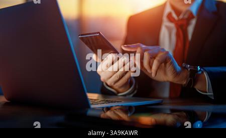 Der Mann arbeitet im Büro. Laptop und Hände aus nächster Nähe. Stockfoto