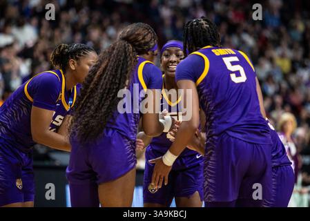 März 30 2025 Spokane WA U.S.A. LSU-Garde Flau'Jae Johnson (4) spricht mit ihren Teamkollegen während des NCAA Women's Basketball Regional Elite Acht Spiel eins zwischen LSU Lady Tigers und den UCLA Bruins. UCLA besiegte LSU 72-65 in der Spokane Veterans Memorial Arena, Spokane, WA. Thurman James/CSM (Bild: © Thurman James/Cal Sport Media) Stockfoto