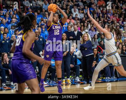 März 30 2025 Spokane WA U.S.A. LSU-Garant Mikaylah Williams (12) schießt den Ball während des NCAA Women's Basketball Regional Elite Acht Spiel eins zwischen LSU Lady Tigers und der UCLA Brunis. UCLA besiegte LSU 72-65 in der Spokane Veterans Memorial Arena, Spokane, WA. Thurman James/CSM (Bild: © Thurman James/Cal Sport Media) Stockfoto